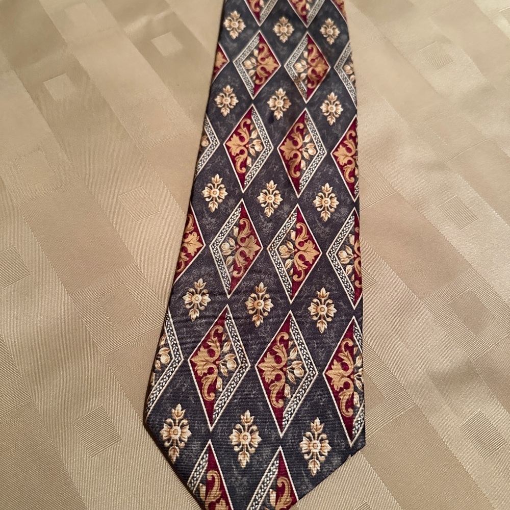 Bill Blass Geometric Patterned Tie in Green and Red‎